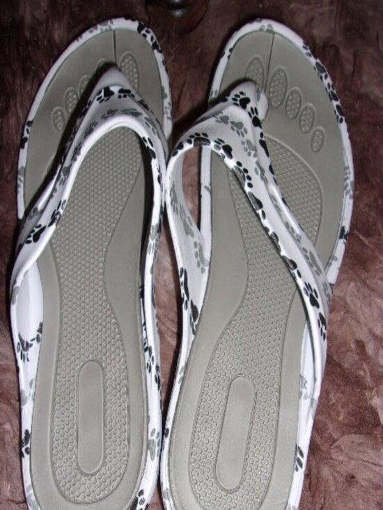 Animal Rescue Shoes - Paw print white flip flops Size 8
